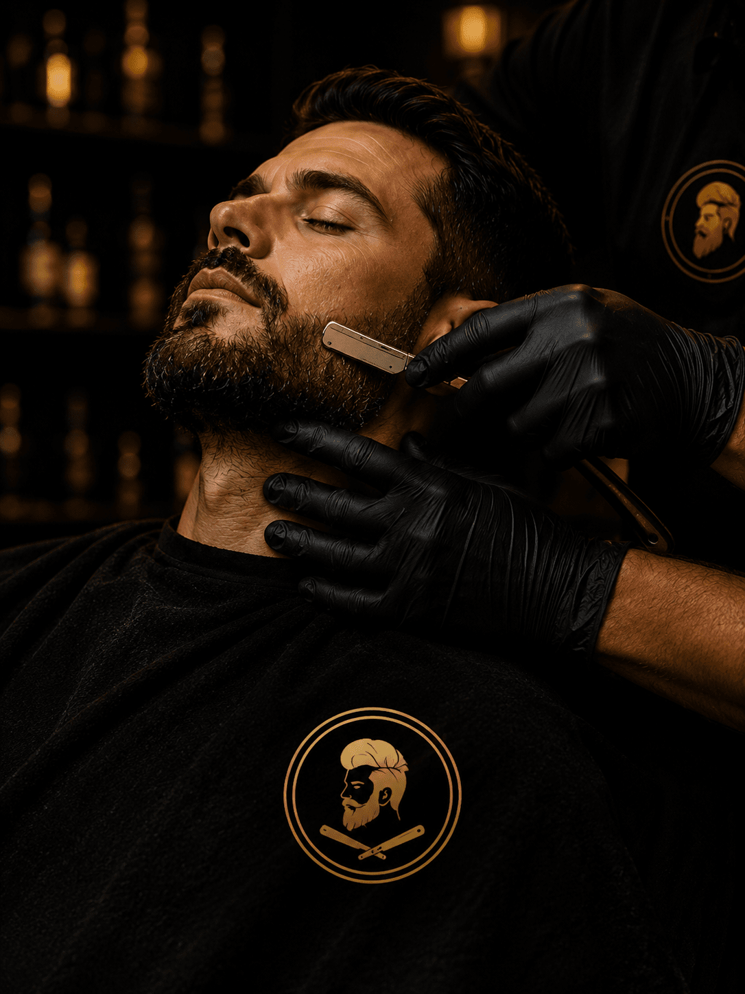 Cliente recebendo raspagem e acabamento de barba em barbearia premium