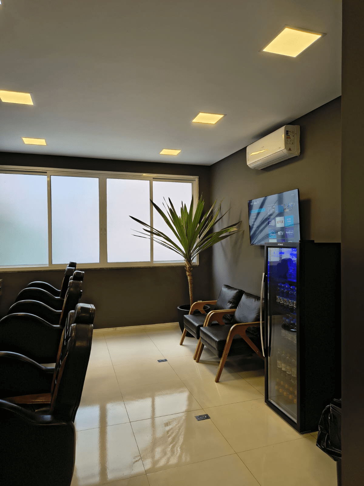 Ambiente premium com poltronas e frigobar